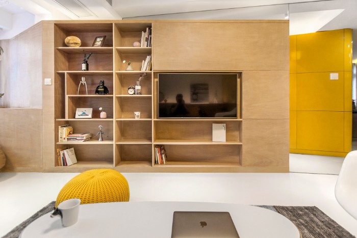 14. mirros over and next to the study box extends the space