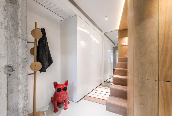 19. hiding air conditioner and wardrobe smartly