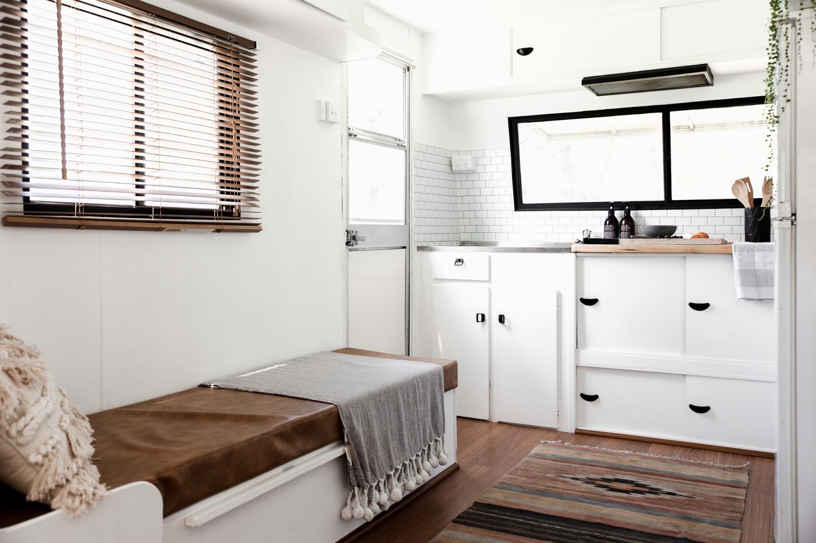 Ollie caravan Windsor Statesman 27 - Not-So-Handy Couple Turned a 1982 Windsor Statesman Caravan Into a Blissfull Holiday Home. With a Little Help From Dad