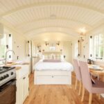 ‘Leveret’, Idyllic, En Suite Shepherd’s Hut 2