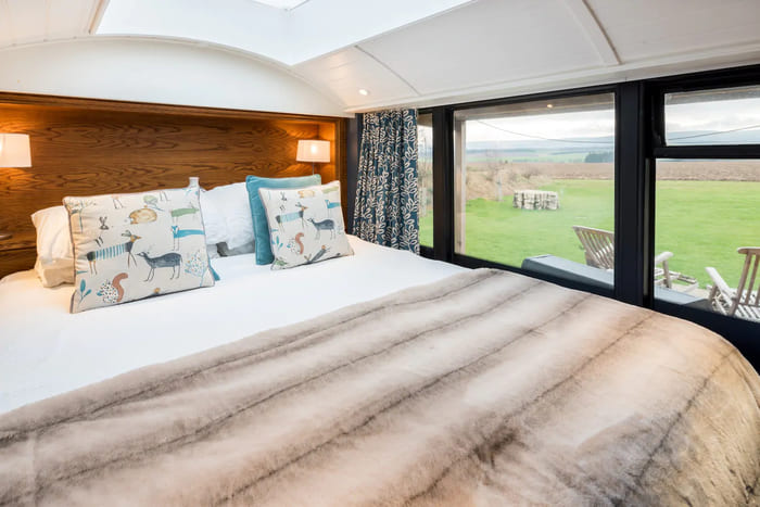 Four person luxury Bus with Hot Tub 3