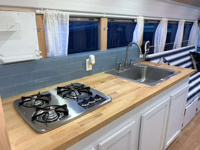 UNIQUE & LUXURIOUS Skoolie 2