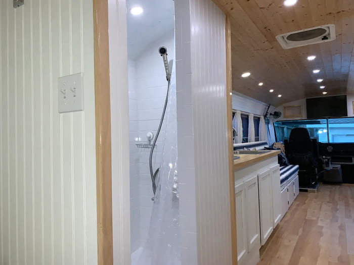 UNIQUE & LUXURIOUS Skoolie 3