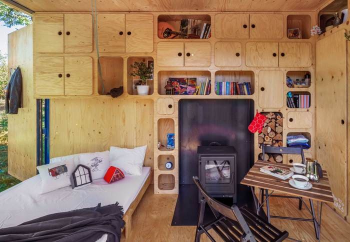 container-house-fireplace-with-bed