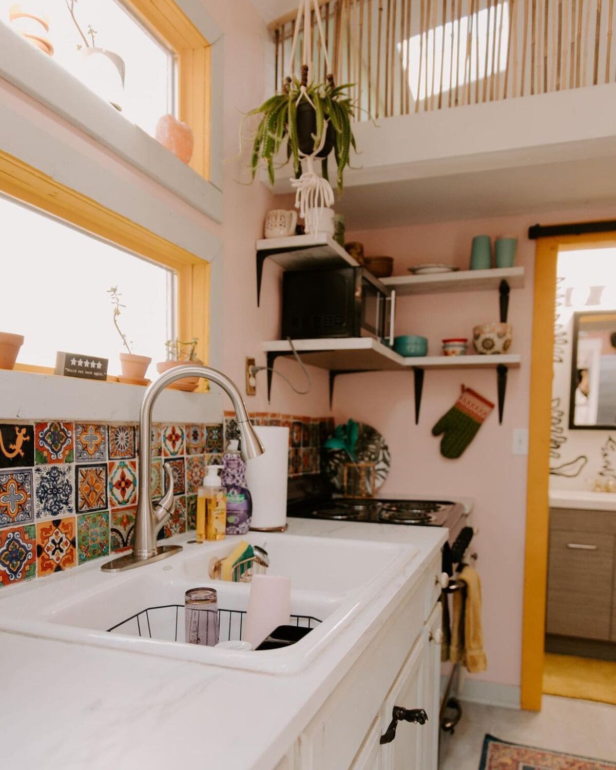tiny house 4 1 - Tropical Tiny House Offers Visitors a Creative Getaway