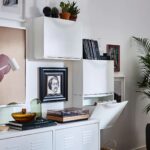 stue-med-vaeg-med-3-trones-skoskabe-opbevaring-placeret-omkr-678e0b208f24ca1607e3de599c0ec641