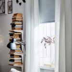 vindue-med-halvgennemsigtige-gardiner-et-grat-rullegardin-og-a5c16106e67d40d44bcbc0aa495ecd9b