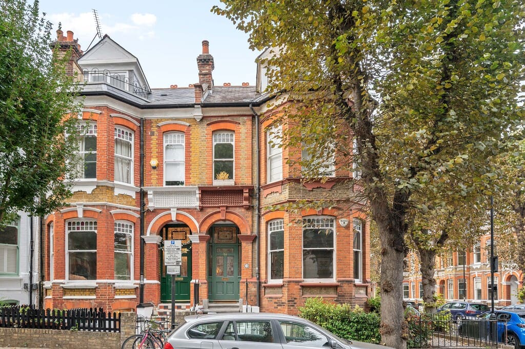 studio apartment london savills 10 - London Micro Apartment Boasts Stunning Handpainted Wraparound Mural