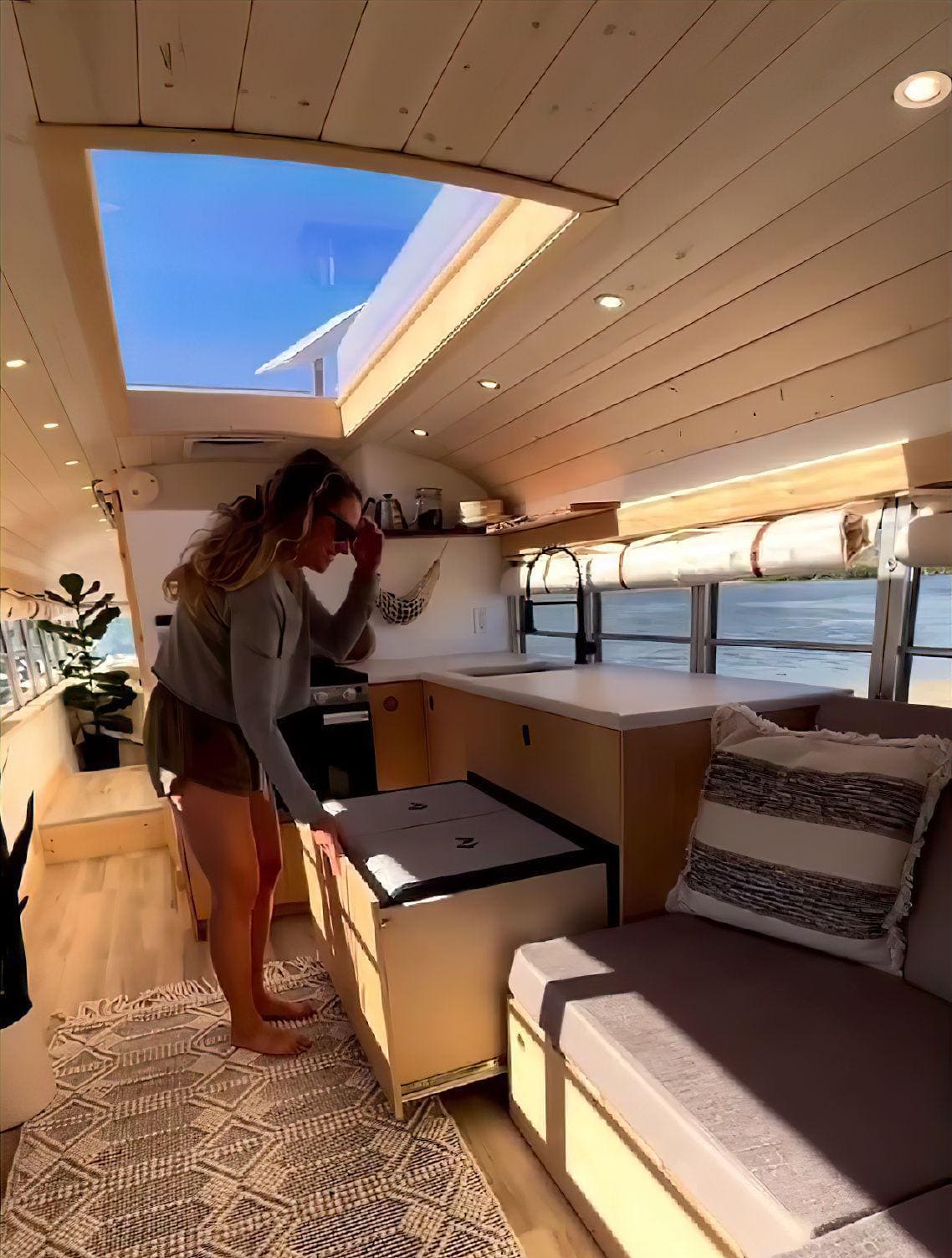 enlarge Skaermbillede 2024 01 10 204049 enlarge 2 1 - From Scraps to Sanctuary: How a Couple Turned a $7,200 School Bus Into a House on Wheels Using Recycled Materials