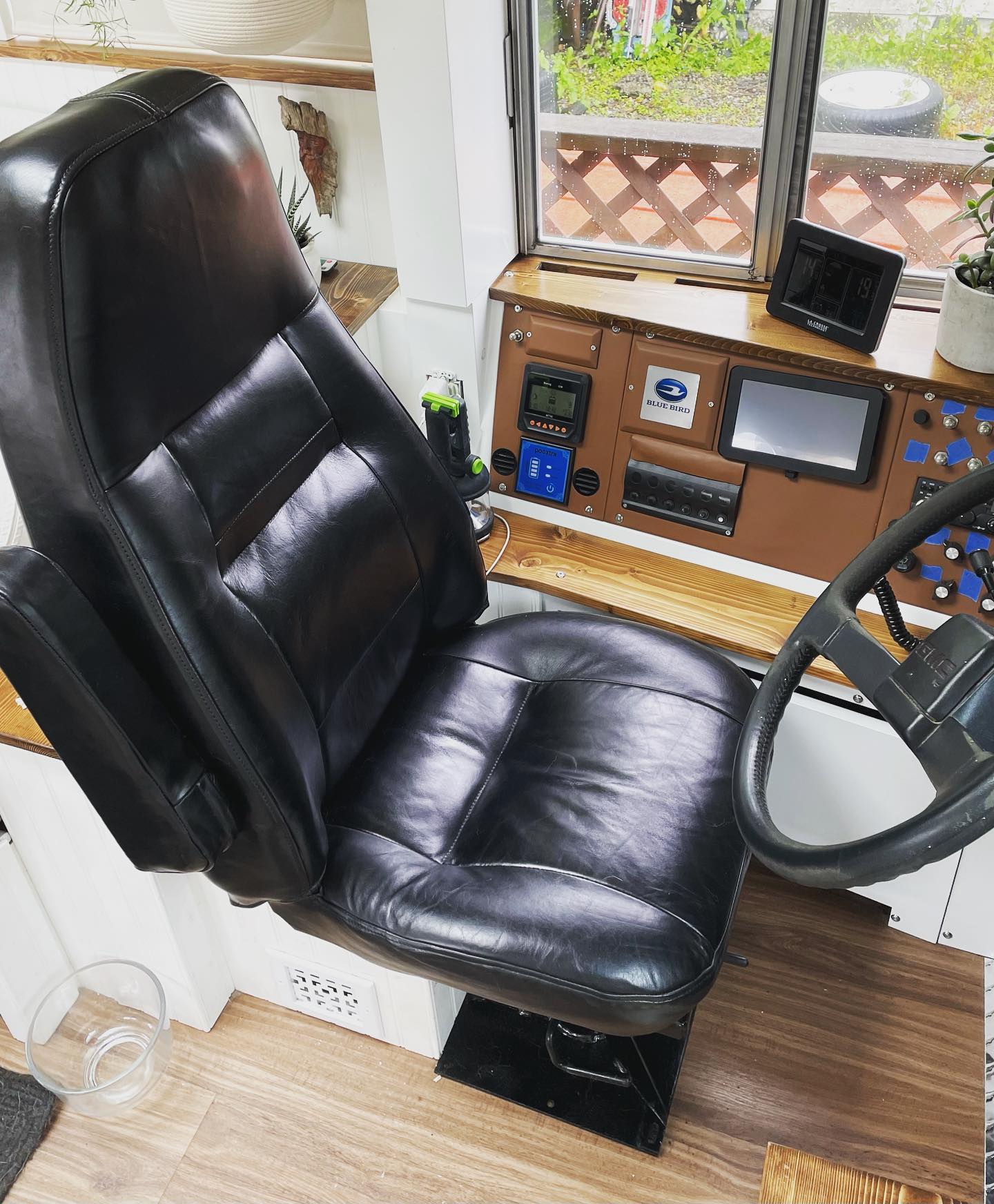 200187121 281105196898876 5196626137937719945 n - Retired Couple Lives the Dream in a Converted School Bus – See Inside Their Gorgeous Home.