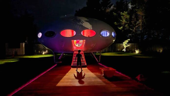 This retro UFO-Style Futuro House Airbnb Will Transport You to the 70s ...