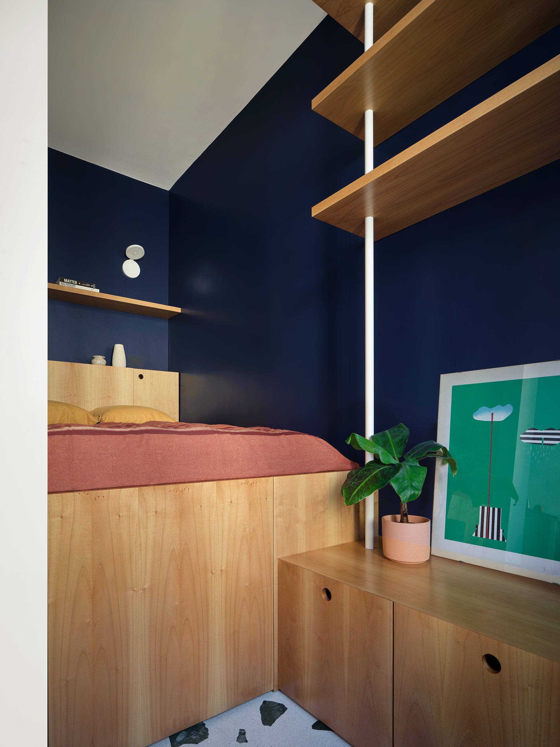 020 ATOMAA Casa Anfossi Milano 10 2023 1 - This Teeny-Tiny Milan Apartment Hides Some Seriously Clever Design Tricks