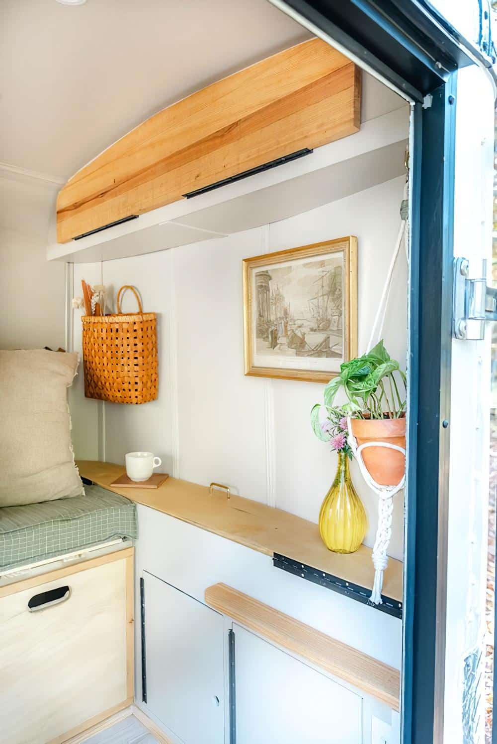 enlarge Egcamper 10 enlarge - North Carolina Maker Transforms Cargo Trailer Into Stunning Tiny Camper – Take a Look Inside!